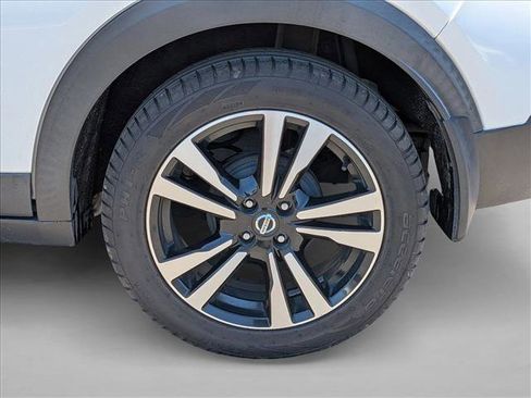 Used 2018 Nissan Kicks SR FWD image 3