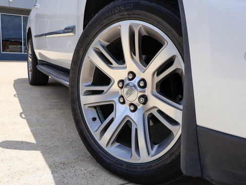 Used 2018 Cadillac Escalade ESV Luxury RWD image 29