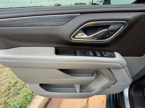 Used 2023 GMC Yukon XL SLT w/ SLT Luxury Package image 12