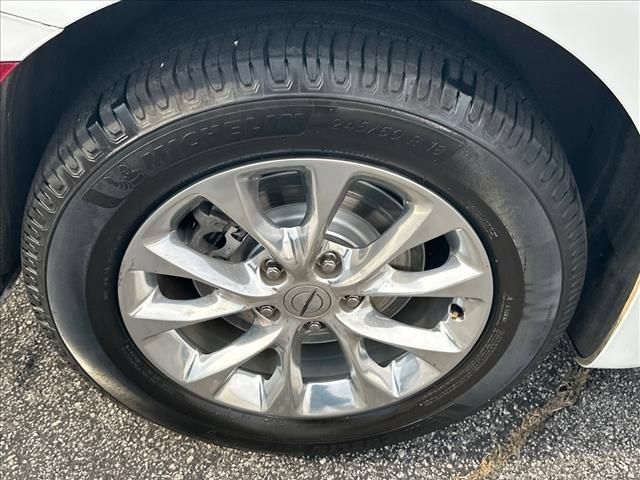 Used 2023 Chrysler Pacifica Touring-L AWD/4WD image 32