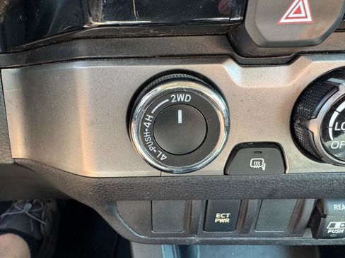 Used 2018 Toyota Tacoma SR5 AWD/4WD image 27