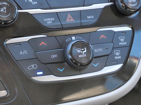 Used 2017 Chrysler Pacifica Touring-L image 24