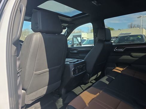 Used 2024 Chevrolet Silverado 2500 High Country w/ Technology Package AWD/4WD image 18