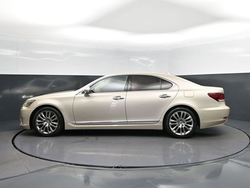 Used 2016 Lexus LS 460 w/ Comfort Package RWD image 4
