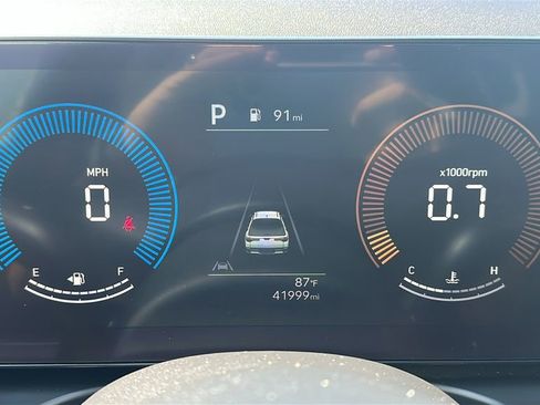 Used 2025 Hyundai Santa Cruz SE FWD image 2