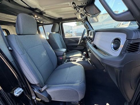 Used 2025 Jeep Wrangler Unlimited Sahara image 18