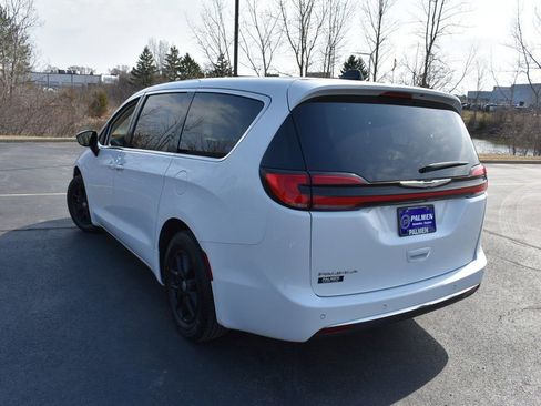 Used 2024 Chrysler Pacifica Touring-L image 7