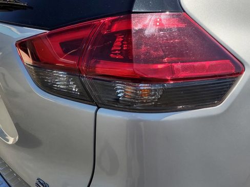 Used 2018 Nissan Rogue SV image 37