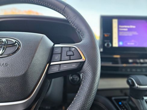 Used 2025 Toyota Sienna Platinum image 27