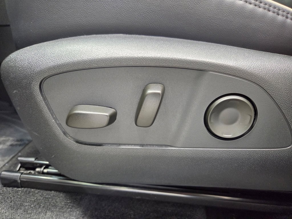 Used 2026 GMC Acadia Denali w/ LPO, Floor Liner Package AWD/4WD image 28