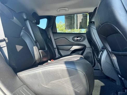 Used 2021 Jeep Cherokee Latitude Plus FWD image 14