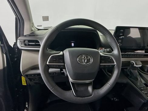 Used 2024 Toyota Sienna XLE w/ XLE Plus Package FWD image 11