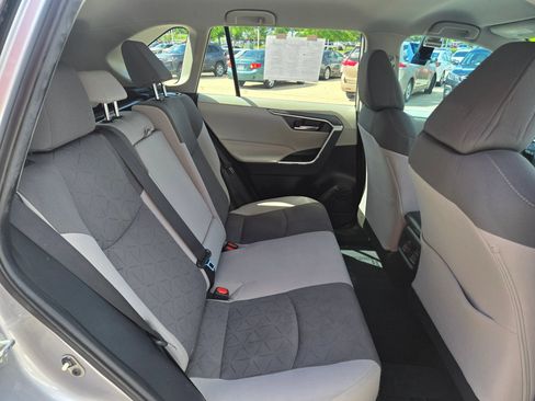Used 2021 Toyota RAV4 XLE FWD image 8