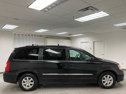 Used 2012 Chrysler Town & Country Touring image 4