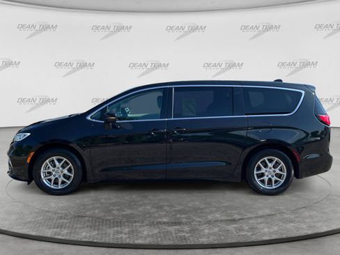 Used 2023 Chrysler Pacifica Touring-L FWD image 4