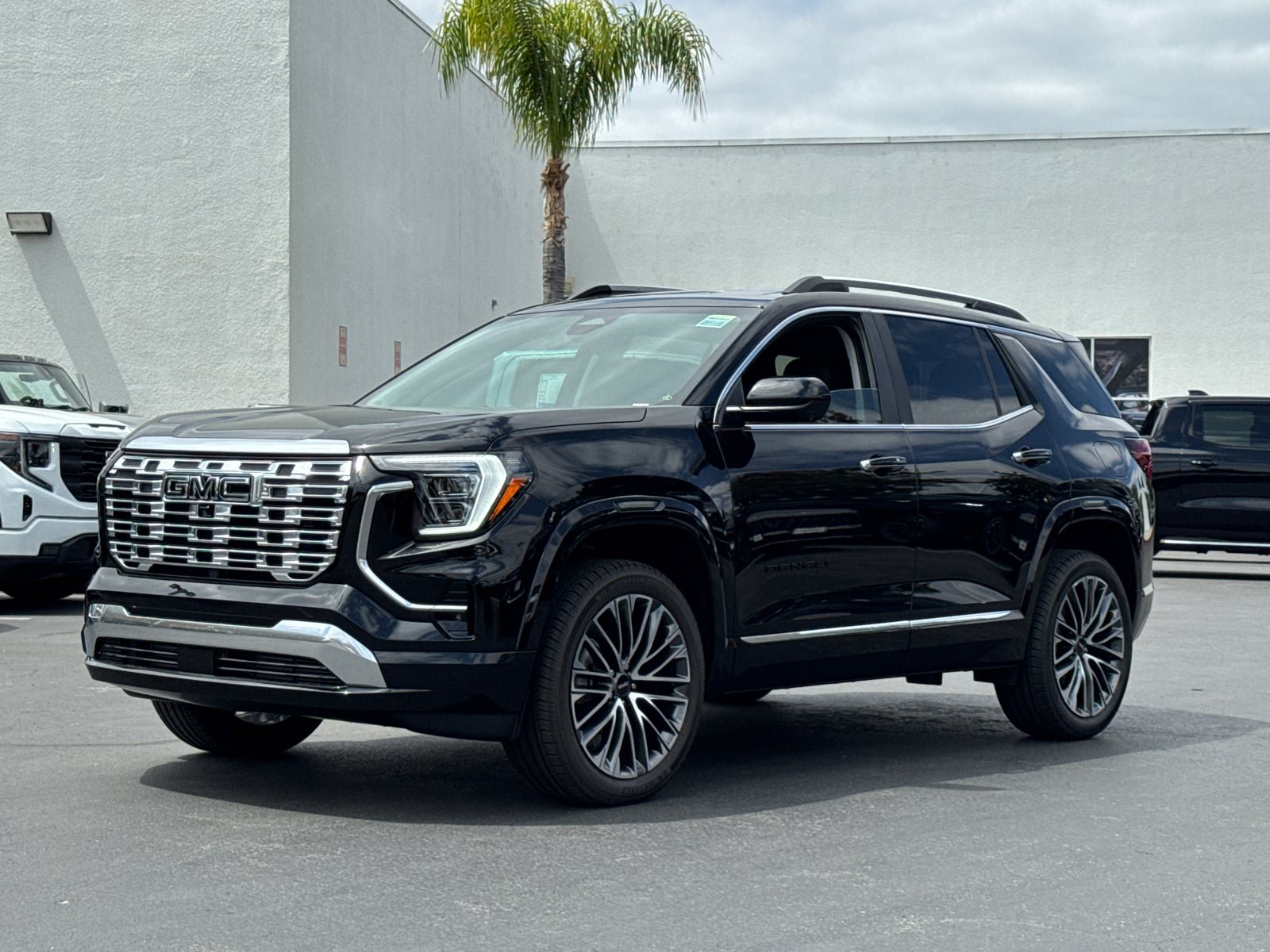New 2026 GMC Terrain Denali w/ LPO, Black Badging Package AWD/4WD image 4