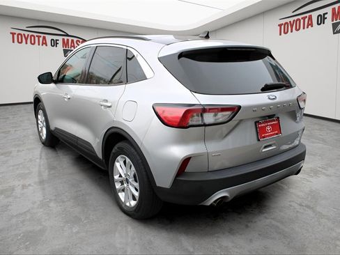 Used 2020 Ford Escape SE image 3