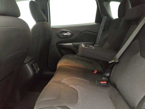 Used 2020 Jeep Cherokee Latitude w/ Cold Weather Group image 18