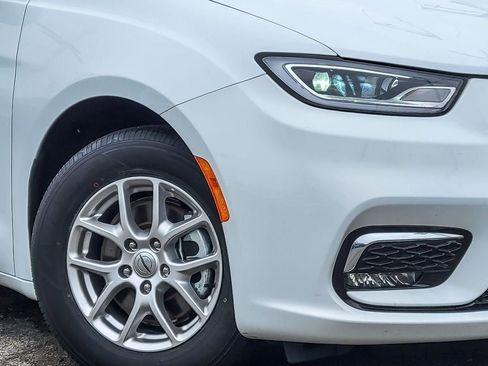 Used 2023 Chrysler Pacifica Touring-L image 4