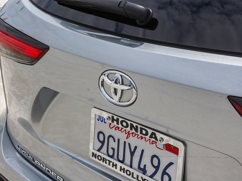 Used 2023 Toyota Highlander XLE FWD image 8