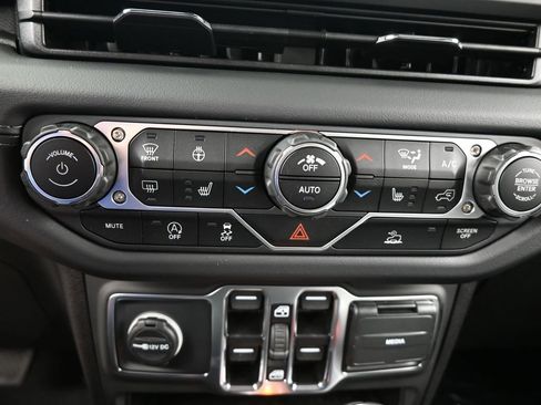 Used 2025 Jeep Gladiator Sport image 21