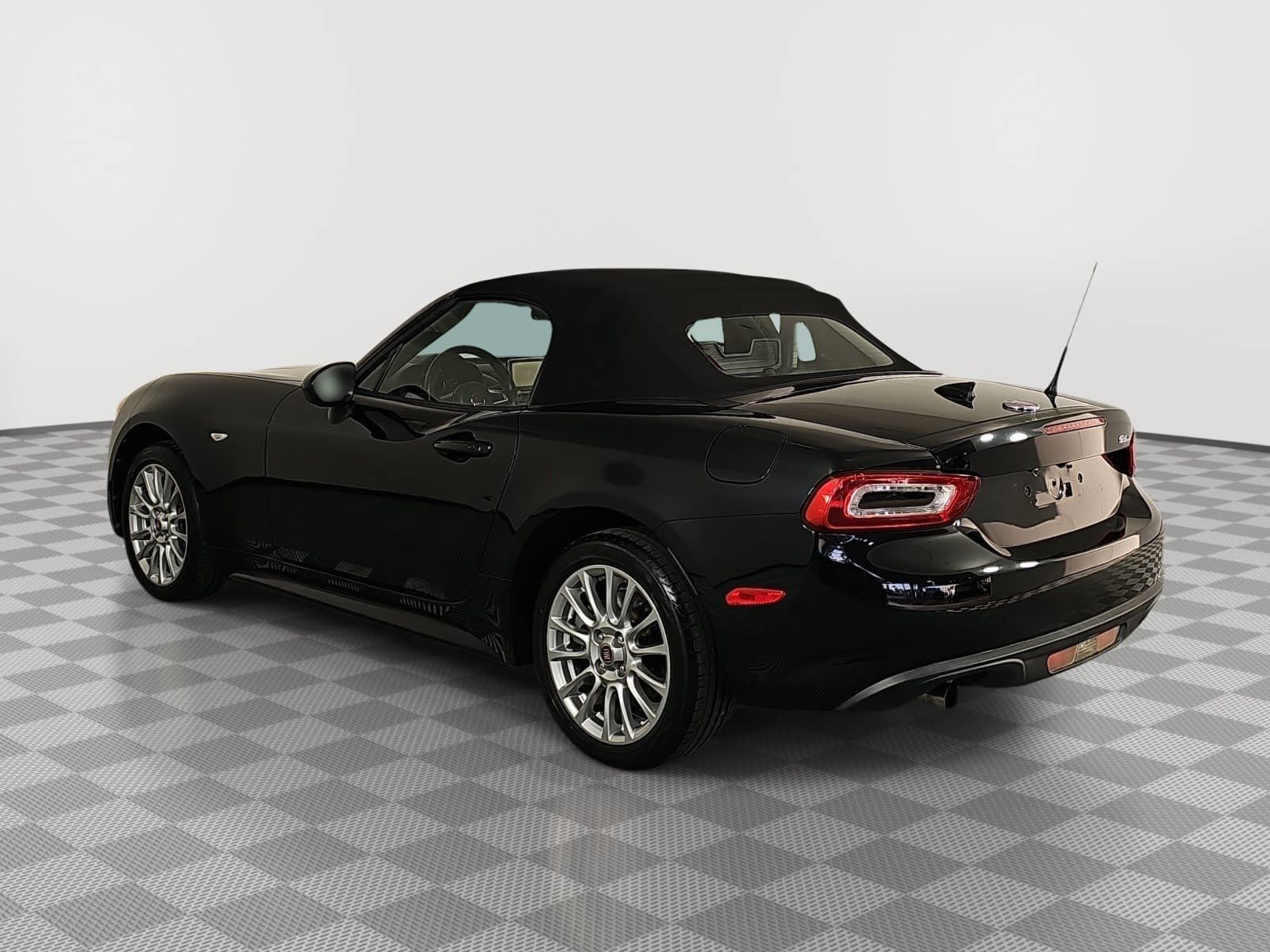 Used 2018 FIAT 124 Spider Classica w/ Technology & Siriusxm Group RWD image 6