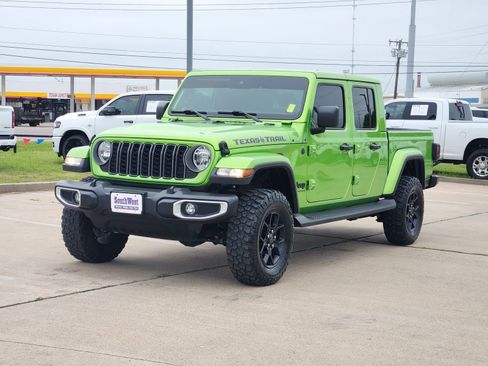Used 2025 Jeep Gladiator Sport AWD/4WD image 2