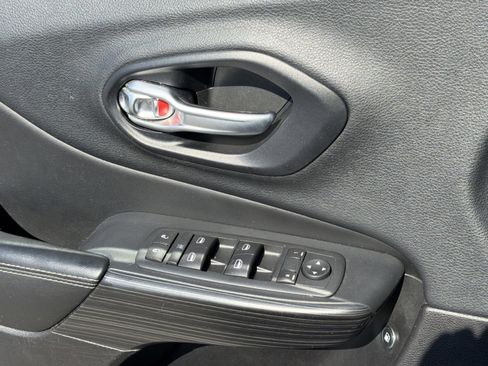 Used 2015 Jeep Cherokee Limited image 28