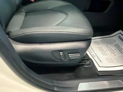 Used 2024 Toyota Grand Highlander AWD image 17