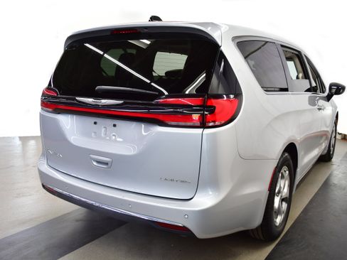 Used 2024 Chrysler Pacifica Limited FWD image 7