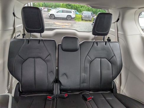 Used 2023 Chrysler Pacifica Limited w/ Uconnect Theater Family Group AWD/4WD image 13
