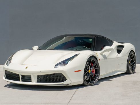 Used 2018 Ferrari 488 GTB RWD image 3