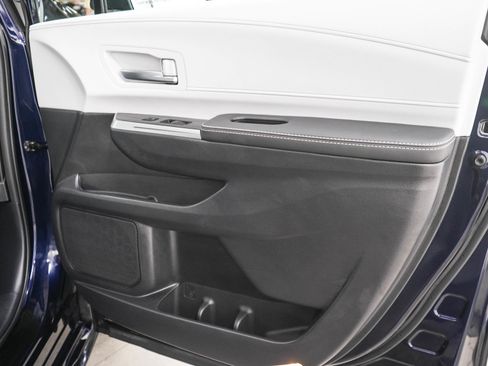 Used 2026 Toyota Sienna AWD image 9