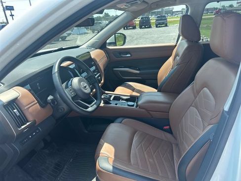 Certified 2024 Nissan Pathfinder Platinum AWD/4WD image 3