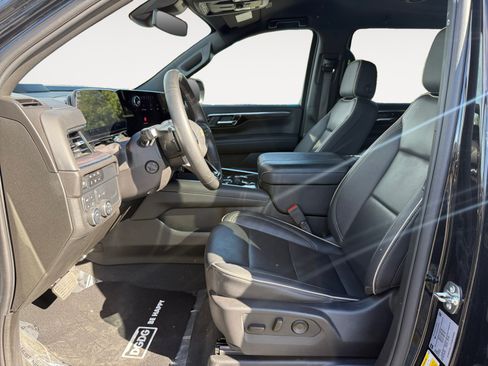 Used 2025 Chevrolet Suburban Premier AWD/4WD image 10
