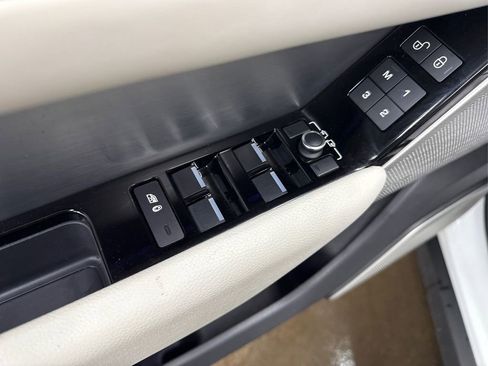 Used 2019 Land Rover Range Rover Velar R-Dynamic SE image 33