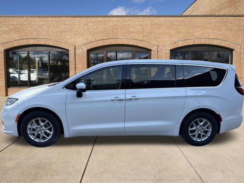 Used 2023 Chrysler Pacifica Touring-L FWD image 7