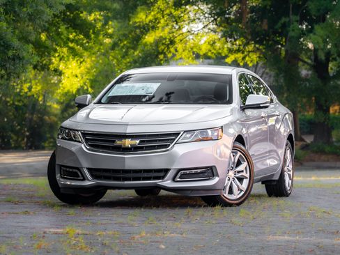 Used 2019 Chevrolet Impala LT FWD image 2