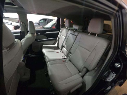 Used 2019 Toyota Highlander XLE image 11
