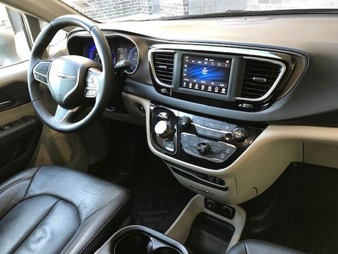 Used 2018 Chrysler Pacifica Touring-L image 9
