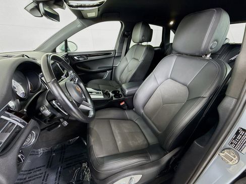 Certified 2022 Porsche Macan image 5