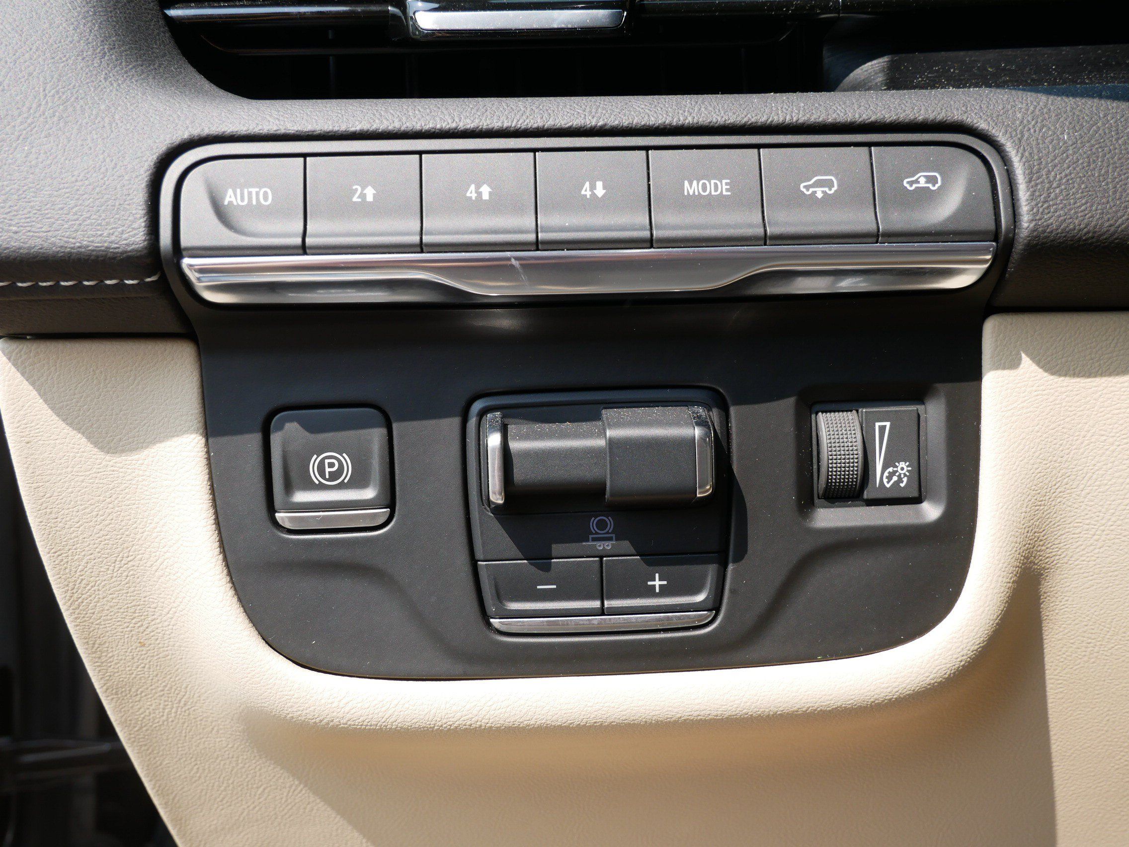 Used 2021 Cadillac Escalade Premium Luxury w/ Driver Assist Tech Package AWD/4WD image 8