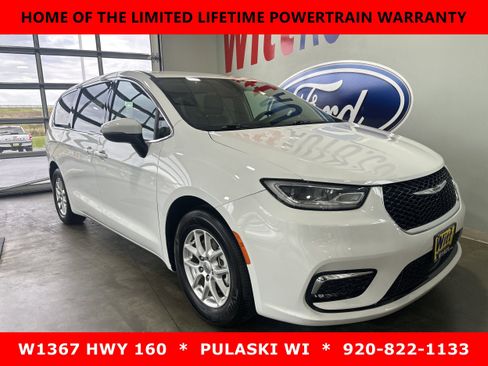 Used 2023 Chrysler Pacifica Touring-L image 3