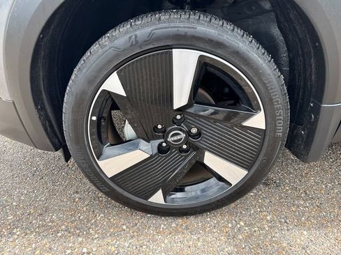 Certified 2025 Nissan Kicks SR FWD image 28
