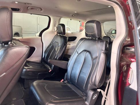 Used 2017 Chrysler Pacifica Touring-L Plus FWD image 11