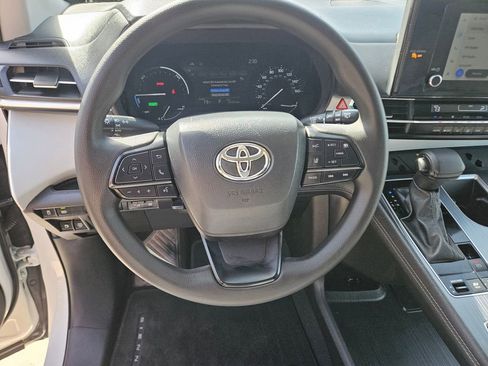 Used 2025 Toyota Sienna LE image 18