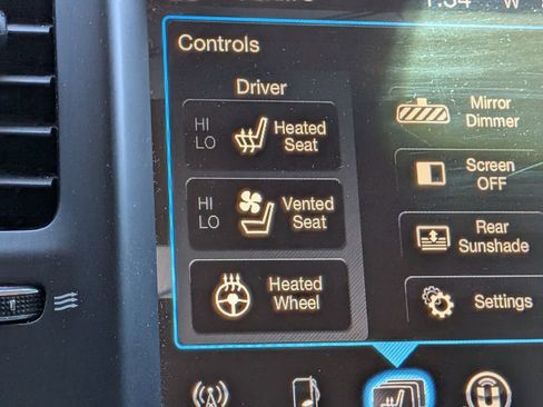 Used 2015 Chrysler 300 C w/ Light Group image 21