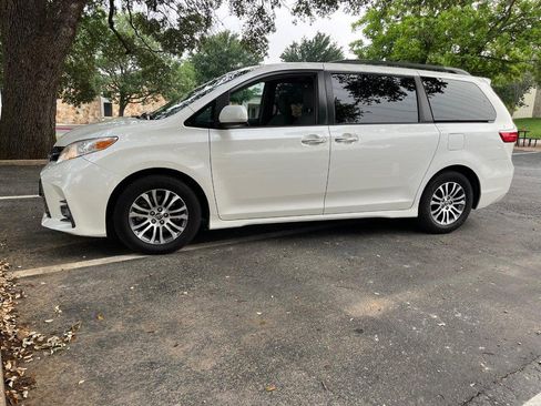 Used 2019 Toyota Sienna XLE w/ XLE Navigation Package FWD image 3
