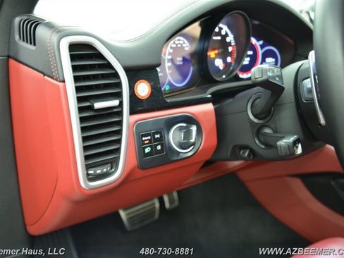 Used 2021 Porsche Cayenne S AWD/4WD image 31