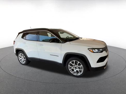 Used 2025 Jeep Compass Limited AWD/4WD image 2